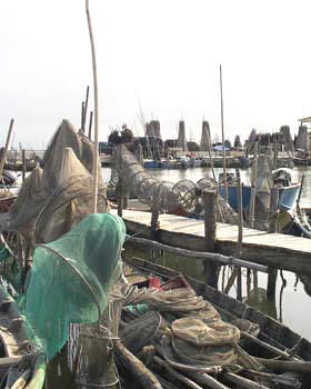 Gorino Ferrarese: porticciolo con barche e reti da pesca (L)
